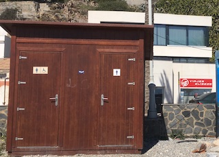 ECO Castell Beach Toilets 01