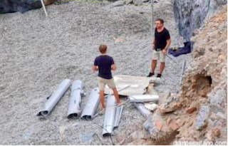 LHR Wrecked Yacht Mast Cut Up 02 AG21