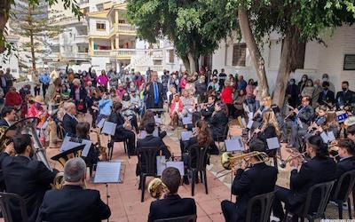 LHR Municipal Brass Band plays in front of Church MR22 400x250