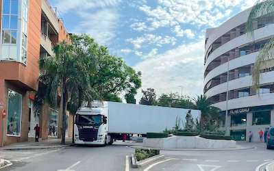 MOT Lorry Stuck on Roundabout JN23
